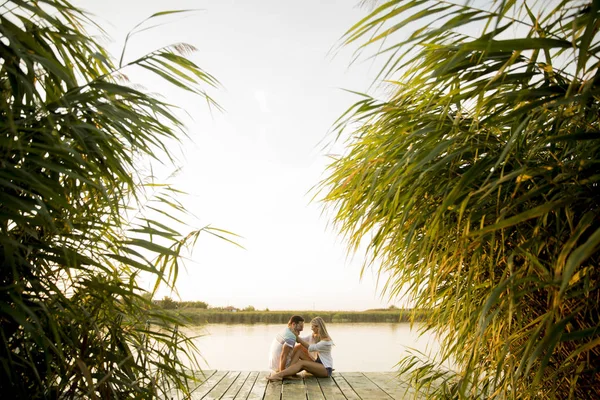 Ahşap Iskele Göl Güneşli Gün Oturup Romantik Çift — Stok fotoğraf