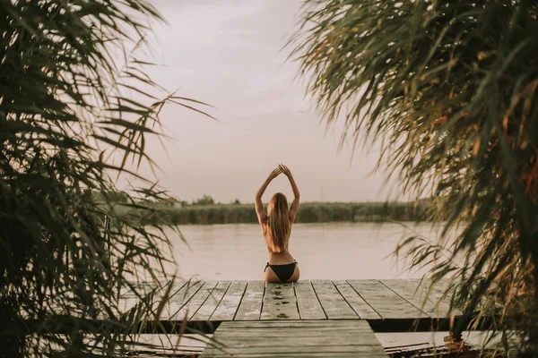 Nehir Kenarındaki Ahşap Iskele Üzerinde Bikini Genç Kadına Arkadan Görünüm — Stok fotoğraf