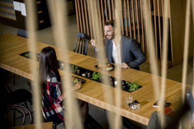 Modern restoranda öğle yemeği genç sevgi dolu Çift