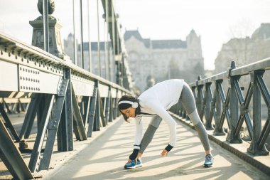 Genç sporcumuz uzanan ve açık çalıştırılmaya hazırlanıyor