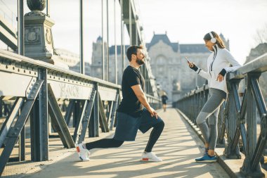 Genç yakışıklı çift eğitim kentsel çevre güneşli gün var