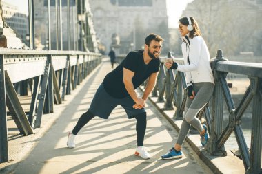 Genç yakışıklı çift eğitim kentsel çevre güneşli gün var