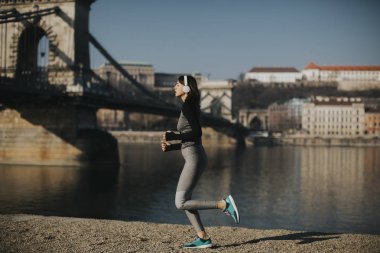Budapeşte, Macaristan için sahildeki çalışan genç ve güzel kadın atlet