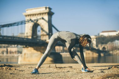 Kadında Danube Nehri mesire Budapeşte, Macaristan için germe spor giyim