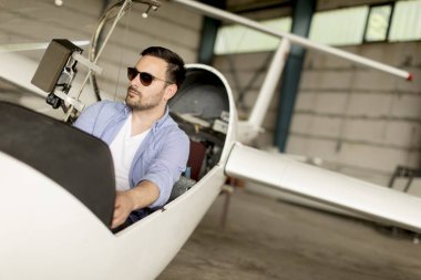 Yakışıklı genç pilot Ultralight uçak uçuş öncesi kontrol