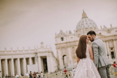 Güzel genç düğün çift Saint Peter Katedrali Vatikan tarafından