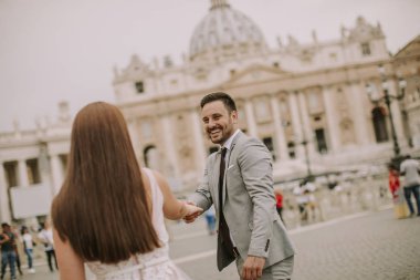 Güzel genç düğün çift Saint Peter Katedrali Vatikan tarafından