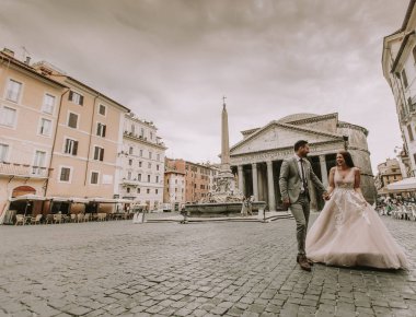 Güzel genç düğün çifti tarafından Panteon Roma, İtalya