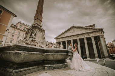 Güzel genç düğün çift tarafından Panteon Roma, İtalya