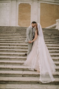 Roma, İtalya İspanyol merdivenlerde genç düğün çifti