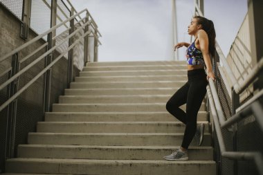 Kadın atlet dinlenme portresi