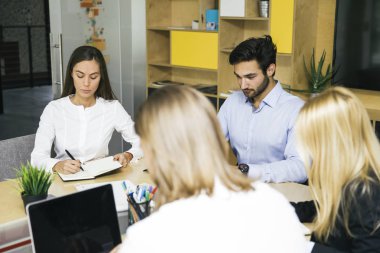Ofiste çalışan bir grup genç iş adamı.