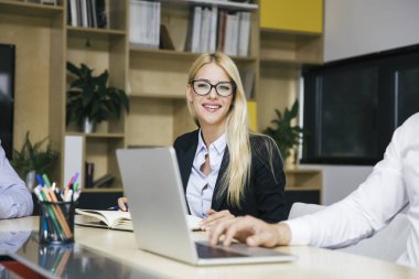 Modern ofis çalışma çekici sarışın işkadını portresi