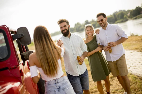 Jóvenes Bebiendo Divirtiéndose Coche Aire Libre Caluroso Día Verano — Foto de Stock