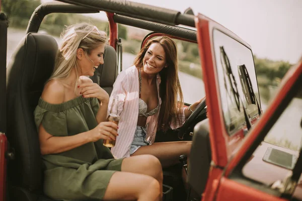 コンバーチブル車で楽しく魅力的な若い女性 — ストック写真