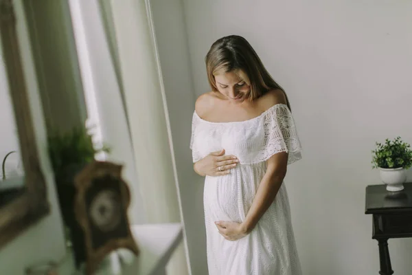 Mulher Grávida Muito Jovem Junto Janela — Fotografia de Stock