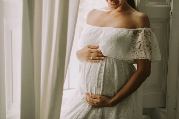 Красивая Молодая Беременная Женщина Стоит Окна — стоковое фото