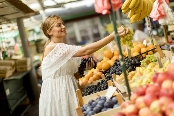 Ganska Ung Kvinna Att Köpa Färsk Frukt Marknaden — Stockfoto