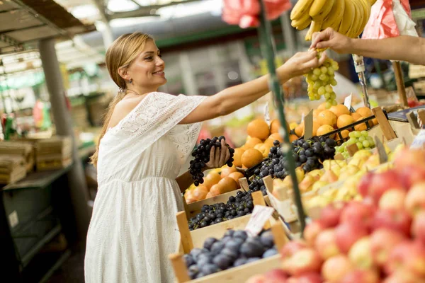Ganska Ung Kvinna Att Köpa Färsk Frukt Marknaden — Stockfoto