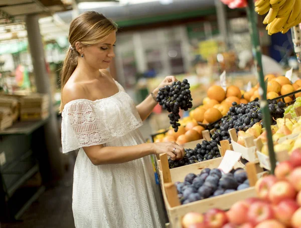 Bella Giovane Donna Che Compra Frutta Fresca Sul Mercato — Foto Stock