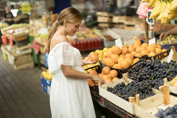 Genç Güzel Kadın Piyasada Taze Meyve Satın Alma — Stok fotoğraf