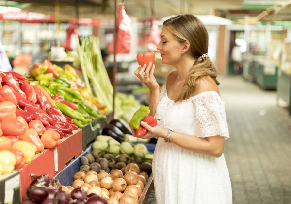 Mooie Jonge Vrouw Die Het Kopen Van Vers Fruit Markt — Stockfoto