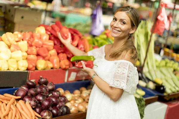 Bella Giovane Donna Che Compra Verdure Fresche Sul Mercato — Foto Stock