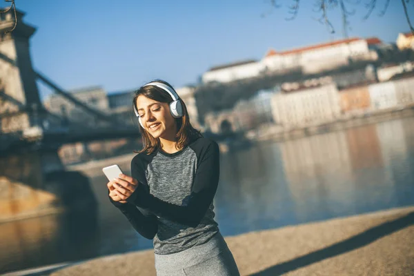 Wanita Atlet Muda Dengan Ponsel Bridhe Budapest Hungaria — Stok Foto