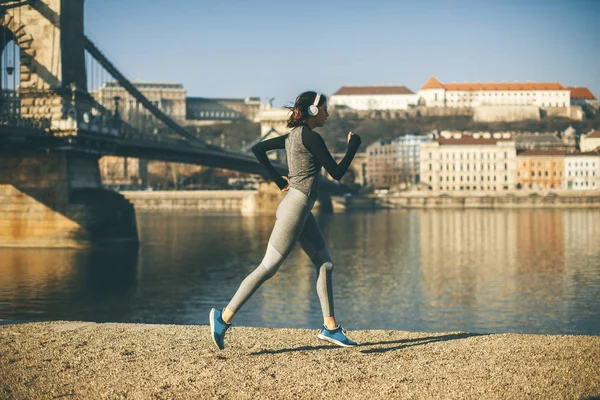 Kvinna Sportkläder Körs Donau Floden Strandpromenaden Budapest Ungern — Stockfoto