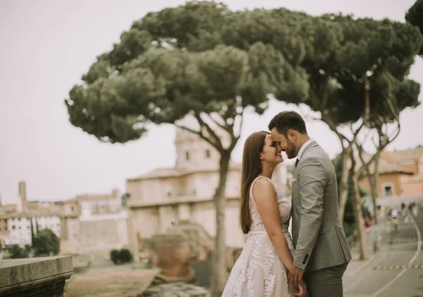 Jonge Aantrekkelijke Nieuw Echtpaar Wandelen Poseren Rome Met Mooie Oude — Stockfoto