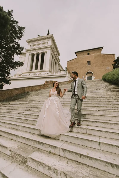 Casamento Casal Nas Escadas Cordonata Capitolina Roma Itália — Fotografia de Stock