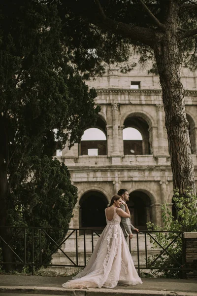 Ζευγάρι Γάμο Κοντά Στο Κολοσσαίο Στη Ρώμη Ιταλία Ευρώπη — Φωτογραφία Αρχείου