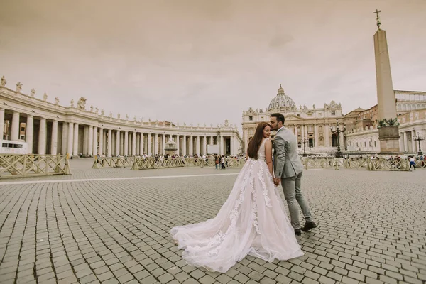 Härlig Ung Bröllop Par Saint Peter Domkyrka Vatikanen — Stockfoto