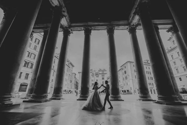 Όμορφη Νεαρή Γαμήλιο Ζεύγος Από Πάνθεον Στη Ρώμη Ιταλία — Φωτογραφία Αρχείου