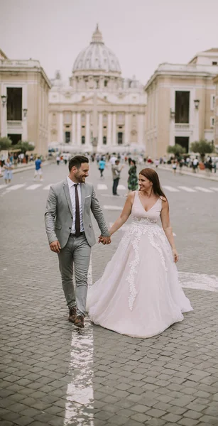 Lovely Young Wedding Couple Saint Peter Cathedral Vatican — Stock Photo, Image