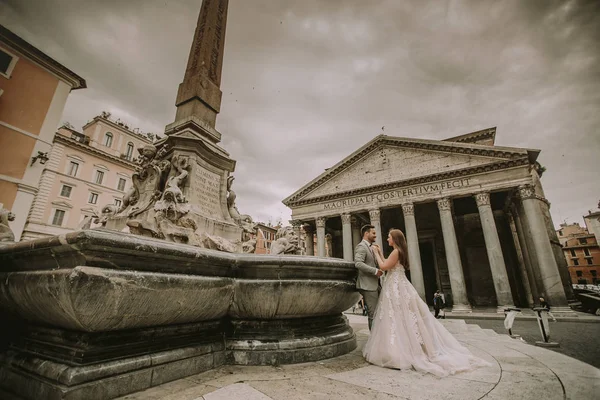 Güzel genç düğün çift tarafından Panteon Roma, İtalya