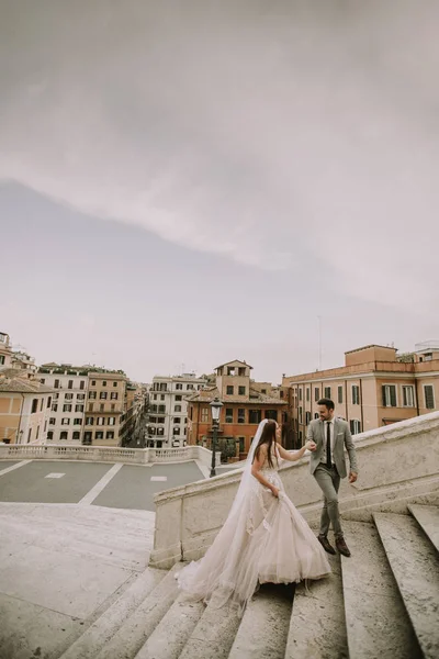 Jeune Couple Mariage Debout Sur Les Escaliers Espagnols Rome Italie — Photo