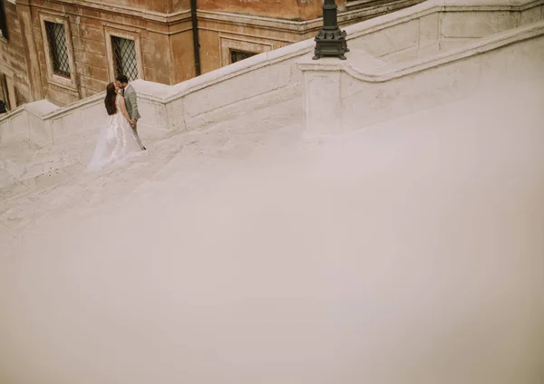 Young Wedding Couple Standing Spanish Stairs Rome Italy — Stock Photo, Image