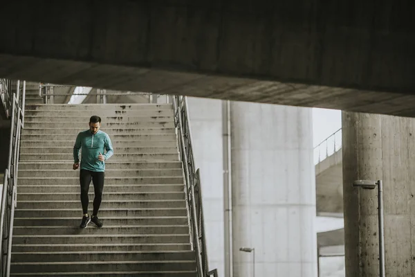 Молодой Человек Быстро Бежит Лестнице Городе — стоковое фото