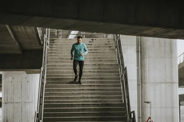 Junger Mann Läuft Der Stadt Schnell Die Treppe Hinunter — Stockfoto