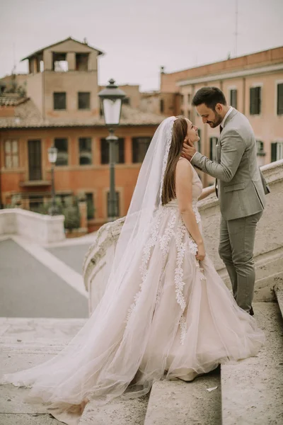 Älskande Bruden Och Brudgummen Promenader Utomhus Spagna Square Och Trinita — Stockfoto