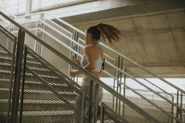 Jeune Femme Courir Seul Dans Les Escaliers Extérieur — Photo