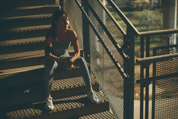 Portrait Pretty Young Female Runner Resting Stairs — Stock Photo, Image