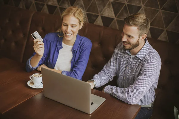 Unga Par Sitter Vid Bordet Med Laptop Restaurangen Och Gör — Stockfoto