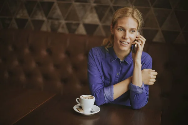 Mulher Loira Muito Jovem Com Telefone Celular Café — Fotografia de Stock