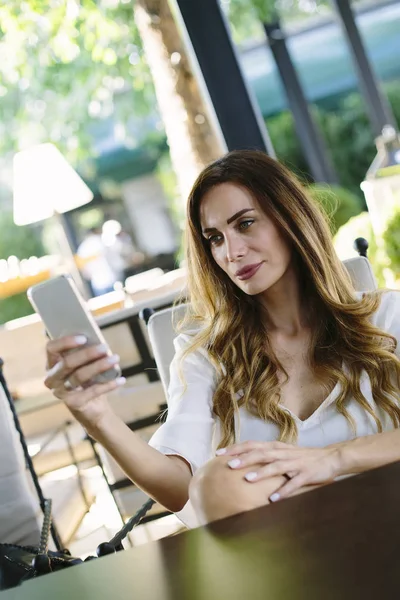 Mujer Joven Atractiva Con Teléfono Inteligente Sentado Restaurante —  Fotos de Stock