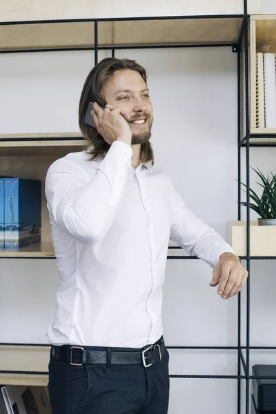 Retrato Homem Negócios Usando Telefone Celular Escritório — Fotografia de Stock