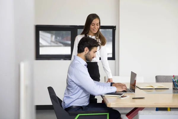 Giovane Donna Affari Uomo Affari Che Lavorano Insieme Ufficio Moderno — Foto Stock