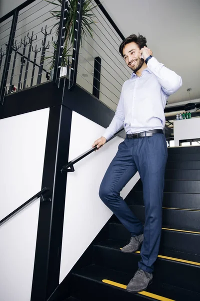 Jovem Homem Negócios Com Telefone Celular Nas Escadas Escritório — Fotografia de Stock