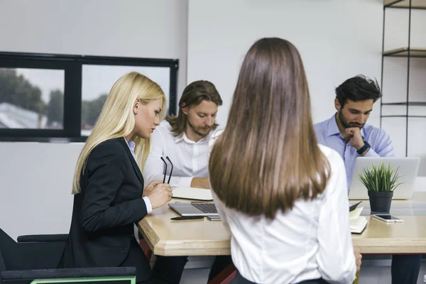 Grupo Jóvenes Empresarios Que Trabajan Oficina — Foto de Stock